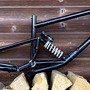 Cadre VTT Descente prévu pour 2 entraxes d'amortisseurs différents...