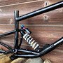 Cadre VTT Descente prévu pour 2 entraxes d'amortisseurs différents...