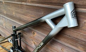 Cadre EGERIE VTT Descente sur mesure, fabriqué à la main en acier, en France.
