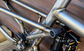 Cadre DH Descente High Pivot 200mm en acier - sur mesure fabriqué en France
