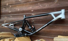 Cadre EGERIE VTT Descente sur mesure, fabriqué à la main en acier, en France.
