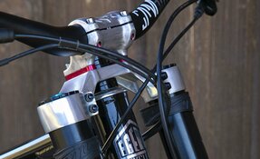 VTT de Descente / DH en acier et à boite de vitesse PINION, fabriqué en France