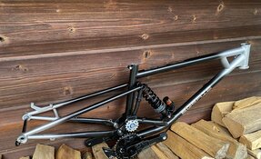 Cadre EGERIE VTT Descente sur mesure, fabriqué à la main en acier, en France.