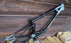 Cadre EGERIE VTT Descente sur mesure, fabriqué à la main en acier, en France.