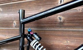 Cadre VTT Descente prévu pour 2 entraxes d'amortisseurs différents...