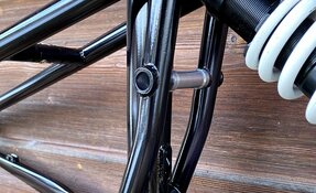 Cadre VTT Descente prévu pour 2 entraxes d'amortisseurs différents...