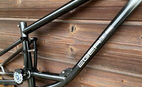 Cadre EGERIE VTT Descente sur mesure, fabriqué à la main en acier, en France.