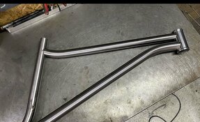 Cadre VTT acier : triangle avant avec trois tubes cintrés