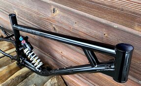 Cadre VTT Descente prévu pour 2 entraxes d'amortisseurs différents...