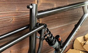 Cadre EGERIE VTT Descente sur mesure, fabriqué à la main en acier, en France.