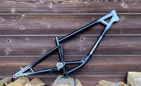 Cadre EGERIE VTT Descente sur mesure, fabriqué à la main en acier, en France.