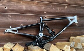 Cadre EGERIE VTT Descente sur mesure, fabriqué à la main en acier, en France.