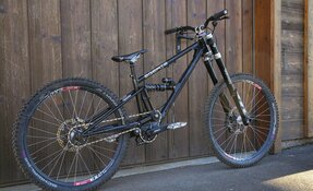 VTT de Descente / DH en acier et à boite de vitesse PINION, fabriqué en France
