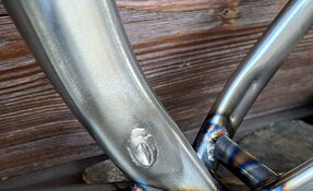 Cadre VTT en acier made in france - tube de selle cintré - pattes coulissantes