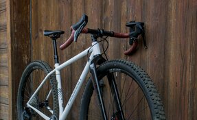 Vélo Gravel 32 pouces en acier sur mesure fabriqué en France