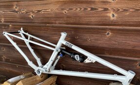 Cadre VTT suspendu sur mesure en acier fabriqué en France