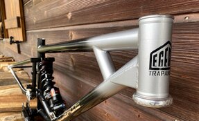 Cadre EGERIE VTT Descente sur mesure, fabriqué à la main en acier, en France.