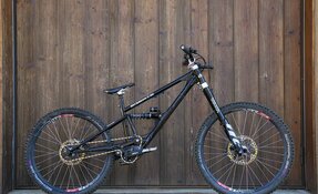VTT de Descente / DH en acier et à boite de vitesse PINION, fabriqué en France