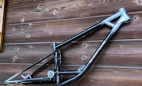 Cadre EGERIE VTT Descente sur mesure, fabriqué à la main en acier, en France.