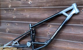 Cadre EGERIE VTT Descente sur mesure, fabriqué à la main en acier, en France.