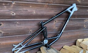 Cadre EGERIE VTT Descente sur mesure, fabriqué à la main en acier, en France.