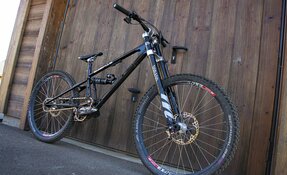 VTT de Descente / DH en acier et à boite de vitesse PINION, fabriqué en France