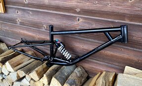 Cadre VTT Descente prévu pour 2 entraxes d'amortisseurs différents...