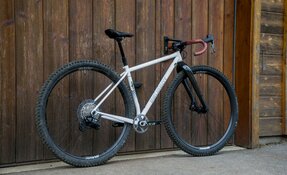 Vélo Gravel 32 pouces en acier sur mesure fabriqué en France