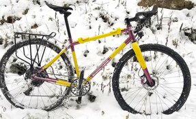 Vélo Gravel complet dans son élément avec son porte outil sur mesure, (…)