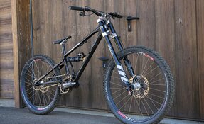 VTT de Descente / DH en acier et à boite de vitesse PINION, fabriqué en France