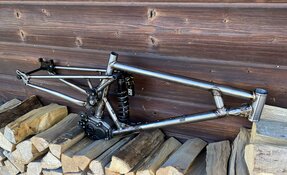 Cadre DH Descente High Pivot 200mm en acier - sur mesure fabriqué en France