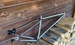 Cadre VTT en acier made in france - tube de selle cintré - pattes coulissantes