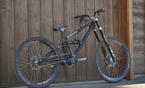 VTT de Descente / DH en acier et à boite de vitesse PINION, fabriqué en France
