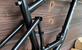 Cadre EGERIE VTT Descente sur mesure, fabriqué à la main en acier, en France.