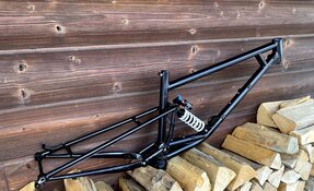 Cadre VTT Descente prévu pour 2 entraxes d'amortisseurs différents...